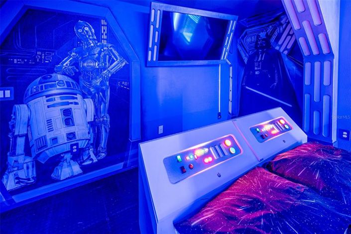 Image No.2-8 Bed Property for sale