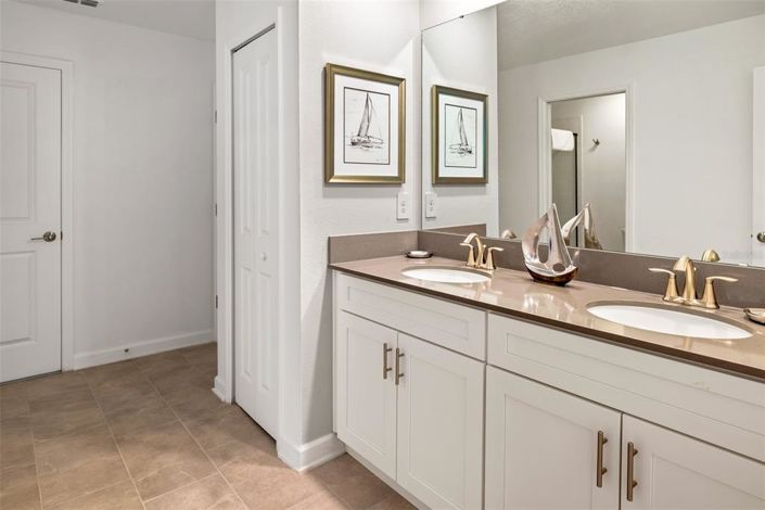 Image No.28-8 Bed Property for sale