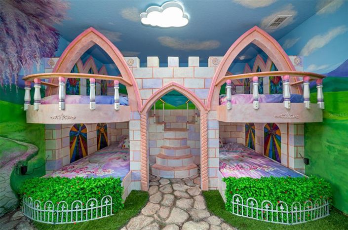 Image No.3-8 Bed Property for sale