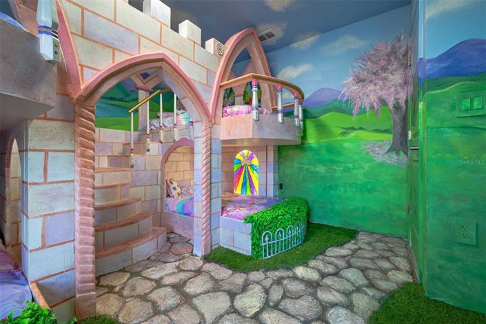 Image No.40-8 Bed Property for sale