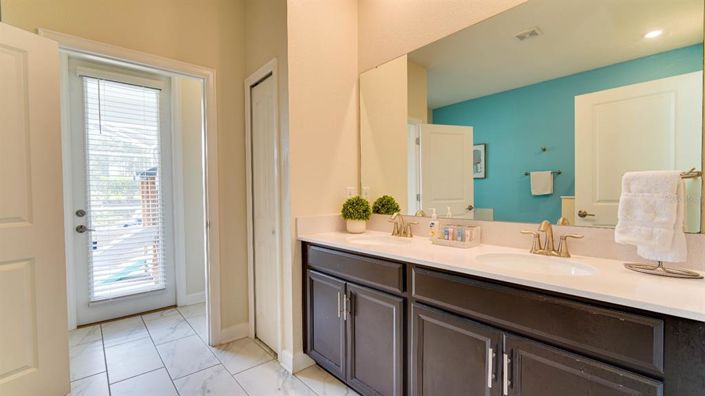 Image No.74-7 Bed Property for sale