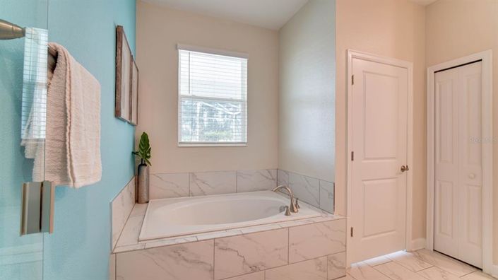 Image No.75-7 Bed Property for sale