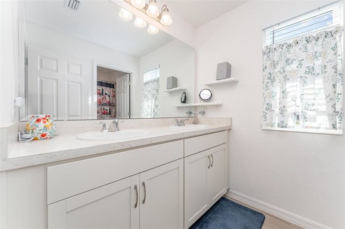 Image No.18-4 Bed Townhouse for sale