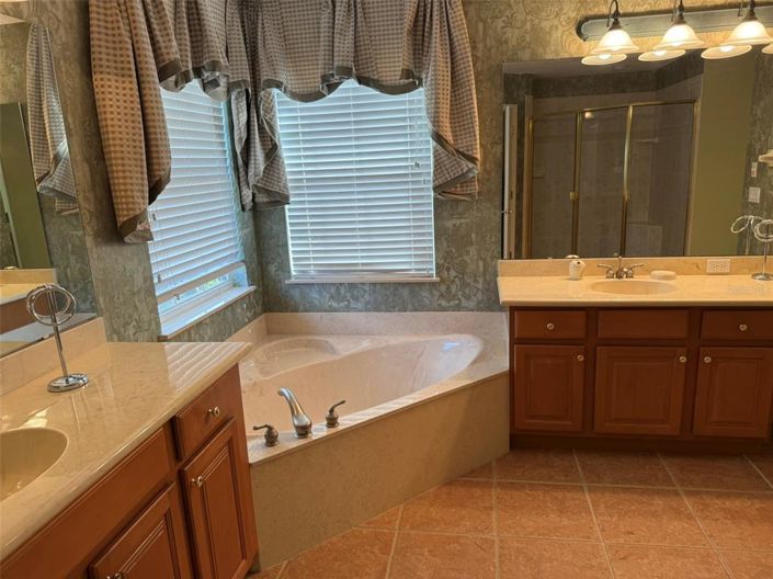 Image No.54-5 Bed Property for sale