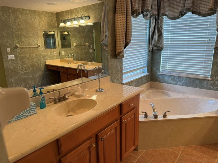 Image No.56-5 Bed Property for sale