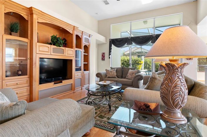 Image No.8-3 Bed Property for sale