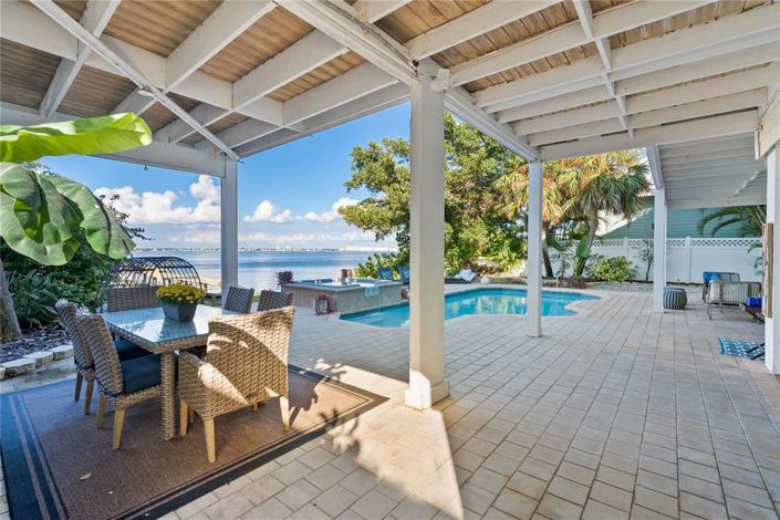 Image No.12-5 Bed Property for sale