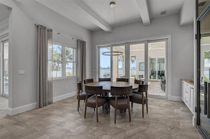 Image No.20-5 Bed Property for sale