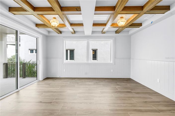 Image No.12-8 Bed Property for sale