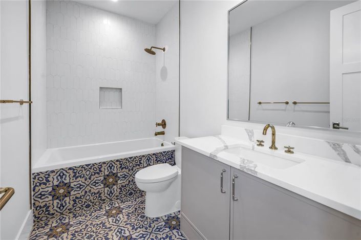 Image No.22-8 Bed Property for sale