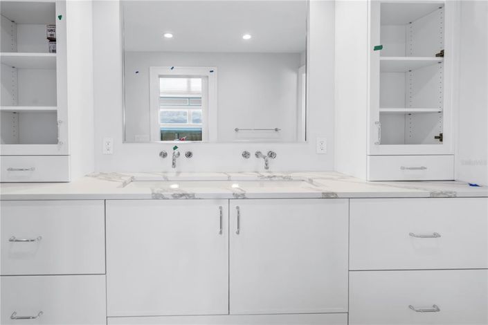 Image No.26-8 Bed Property for sale