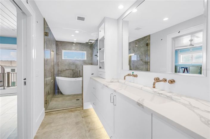 Image No.28-8 Bed Property for sale