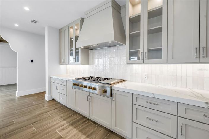 Image No.8-8 Bed Property for sale