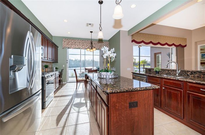 Image No.4-4 Bed Property for sale