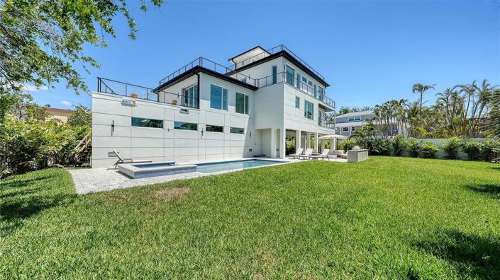 Image No.67-4 Bed Property for sale