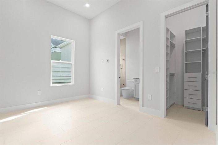 Image No.11-6 Bed Property for sale