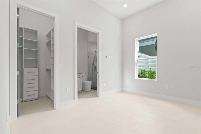 Image No.16-6 Bed Property for sale