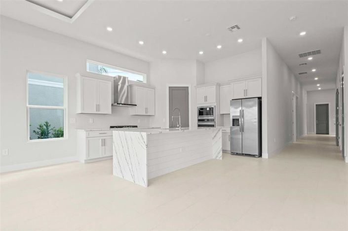 Image No.21-6 Bed Property for sale