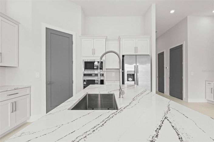 Image No.23-6 Bed Property for sale