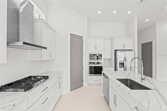 Image No.28-6 Bed Property for sale