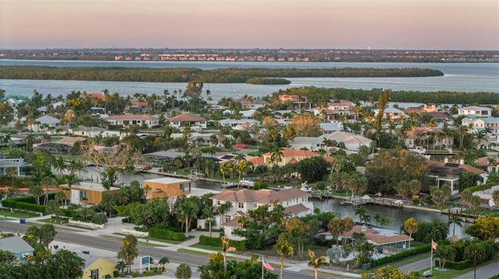 Image No.54-4 Bed Property for sale