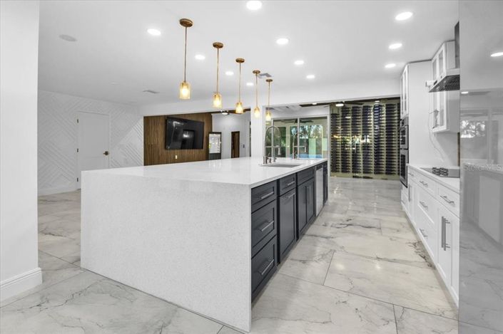 Image No.12-5 Bed Property for sale