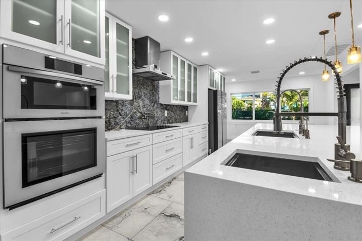 Image No.14-5 Bed Property for sale