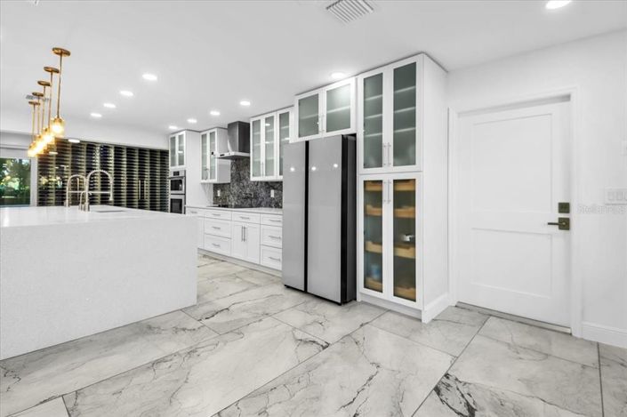 Image No.15-5 Bed Property for sale