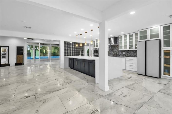 Image No.17-5 Bed Property for sale