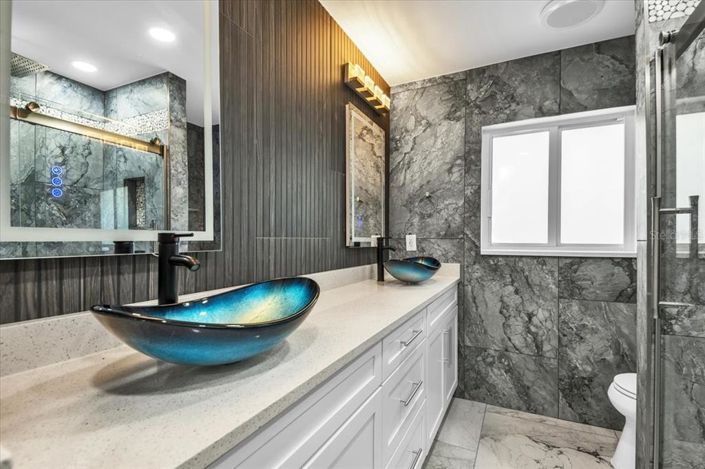 Image No.33-5 Bed Property for sale