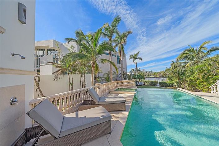 Image No.10-6 Bed Property for sale