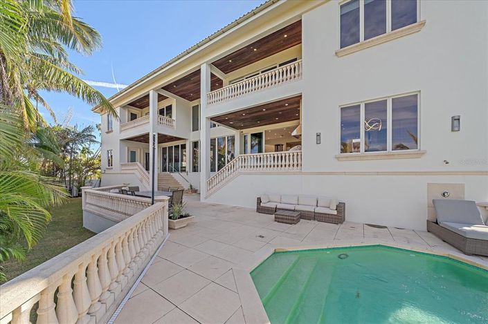 Image No.12-6 Bed Property for sale