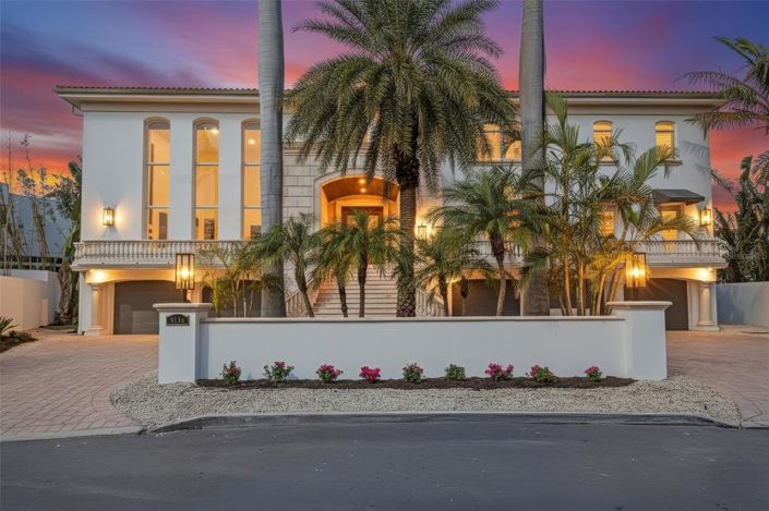 Image No.2-6 Bed Property for sale