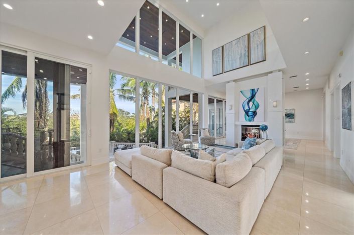 Image No.32-6 Bed Property for sale