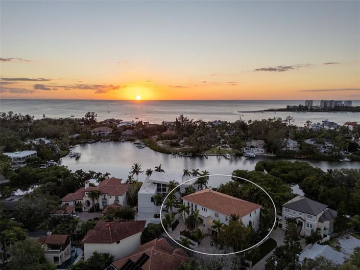 Image No.4-6 Bed Property for sale