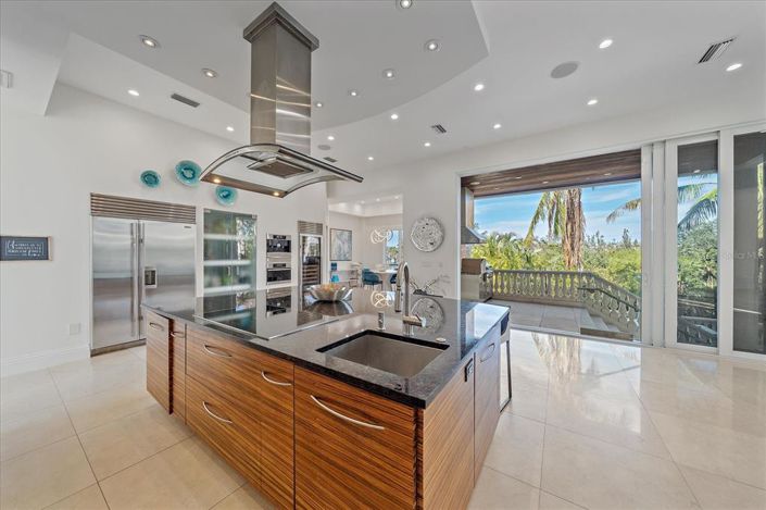 Image No.40-6 Bed Property for sale