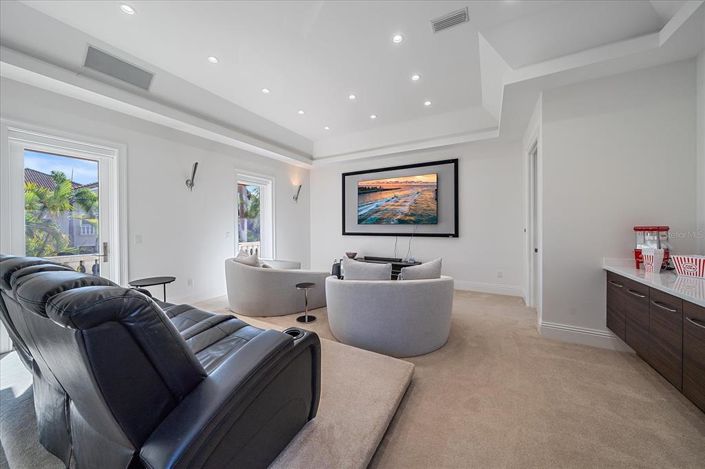 Image No.52-6 Bed Property for sale