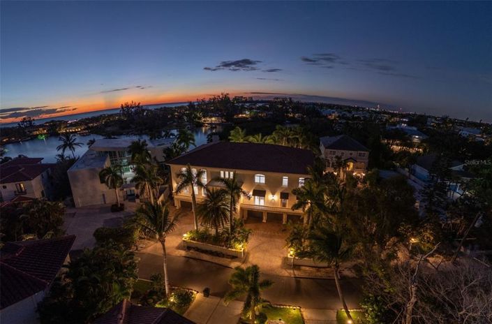 Image No.6-6 Bed Property for sale