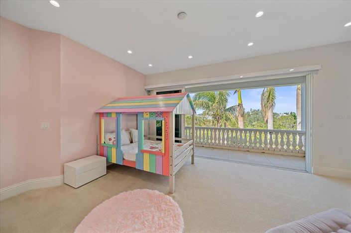 Image No.67-6 Bed Property for sale