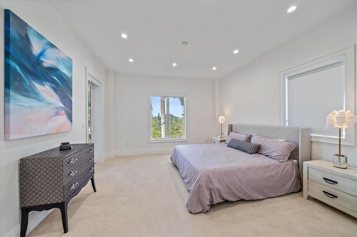 Image No.70-6 Bed Property for sale