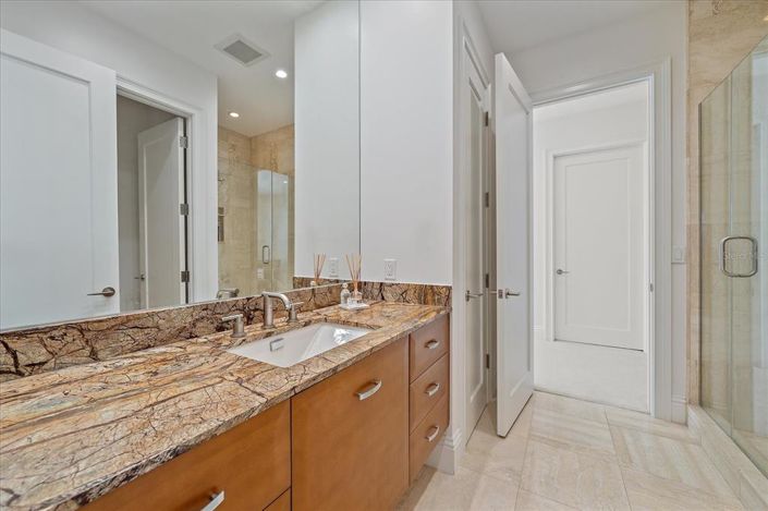 Image No.75-6 Bed Property for sale