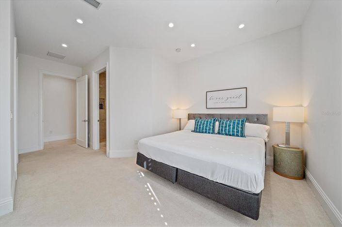 Image No.76-6 Bed Property for sale