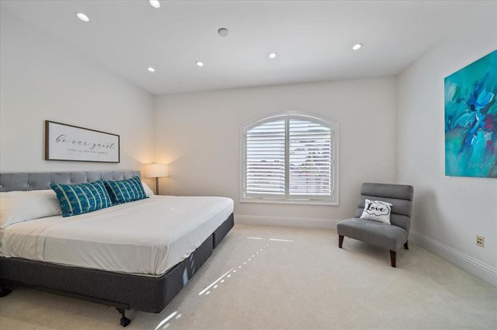 Image No.77-6 Bed Property for sale