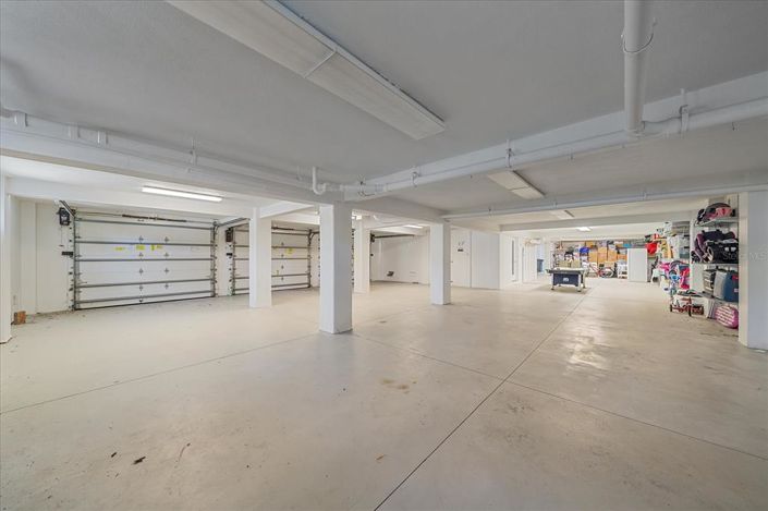 Image No.80-6 Bed Property for sale