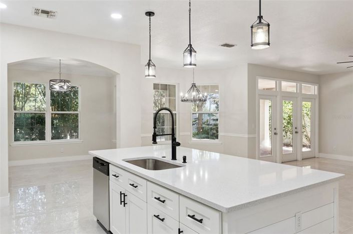 Image No.10-5 Bed Property for sale