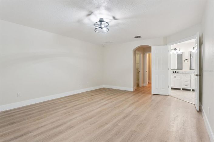 Image No.20-5 Bed Property for sale