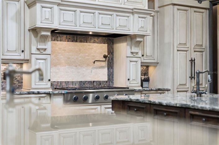 Image No.23-7 Bed Property for sale