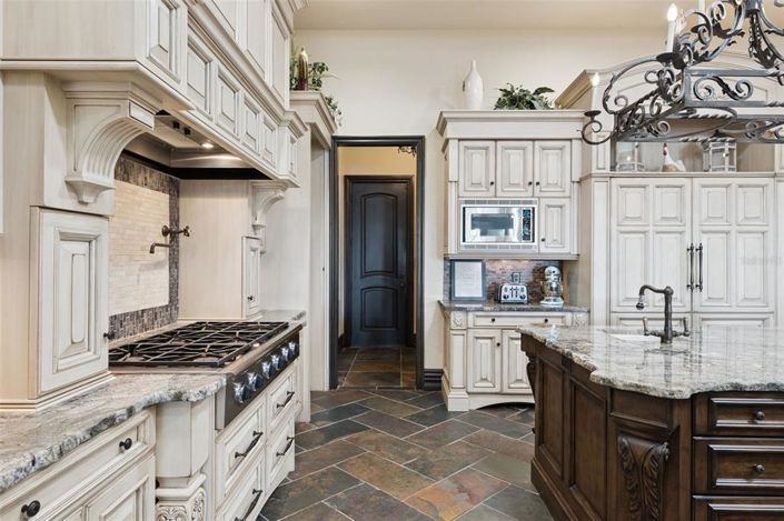 Image No.28-7 Bed Property for sale