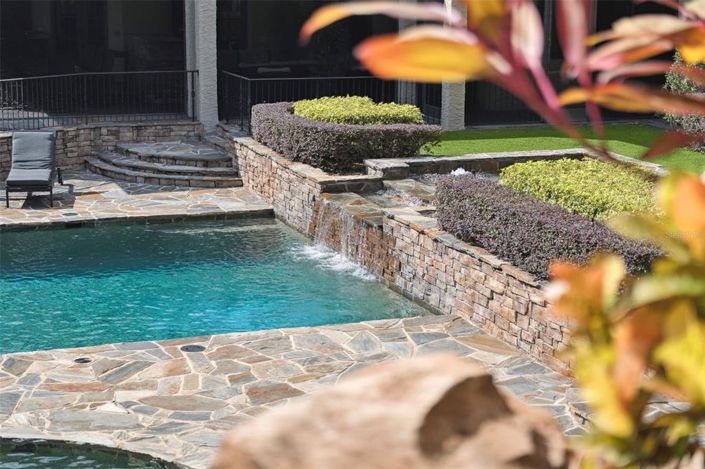 Image No.70-7 Bed Property for sale