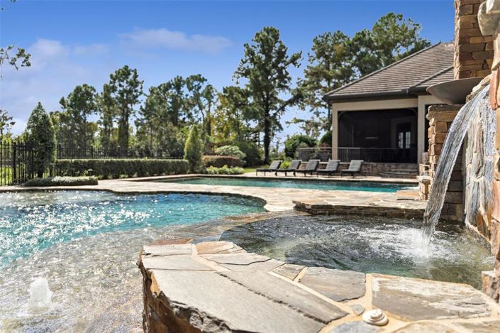 Image No.83-7 Bed Property for sale